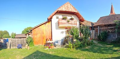 Pensiunea Luca Ioan, vedere din curte, într-o dimineață însorită