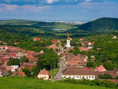 Casă tradițională din Sibiel, cu turnul bisericii Sfânta Treime în fundal
